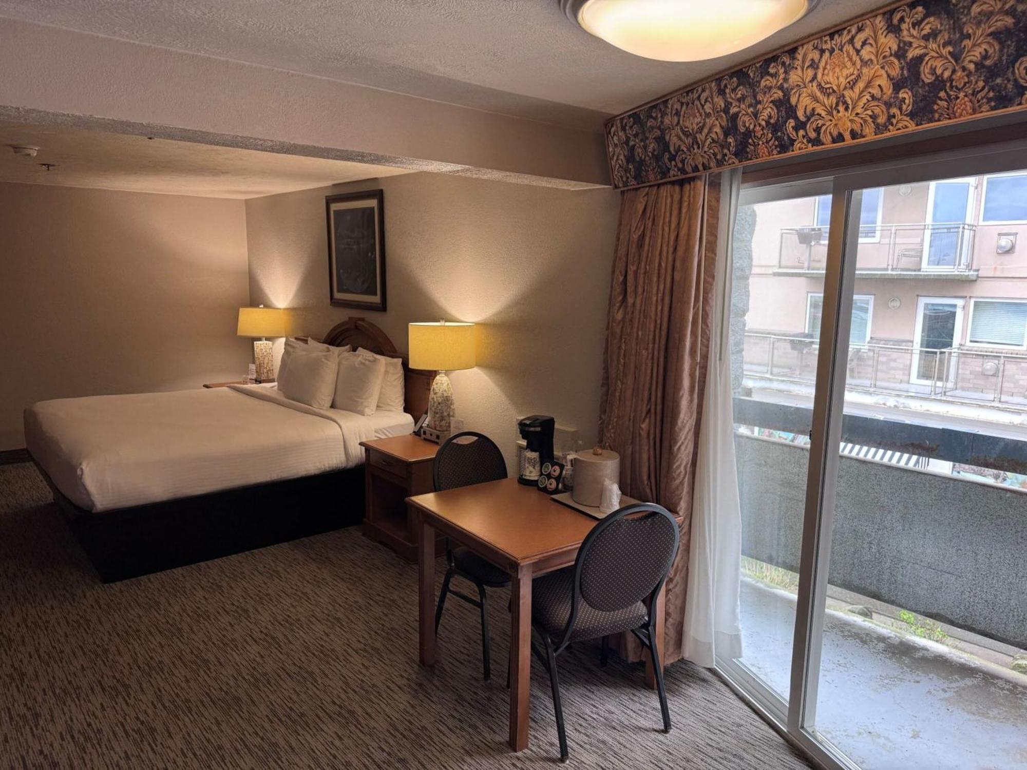 Promenade Inn & Suites Oceanfront Сисайд Экстерьер фото