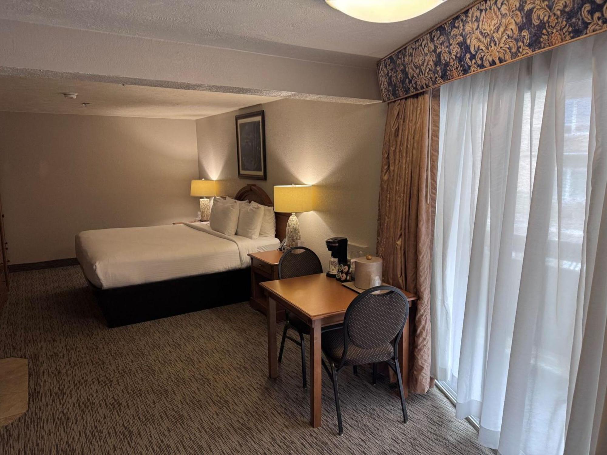Promenade Inn & Suites Oceanfront Сисайд Экстерьер фото